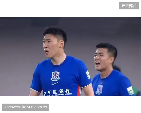 上海申花中卫朱辰杰上演“悲喜剧”，先是犯规送点，随后又头球破门救主，球队五月难求一胜。